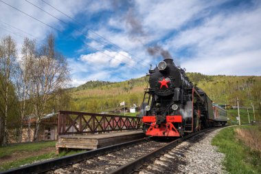 27 Mayıs 2018: eski Buhar lokomotif ayakta bir İstasyonu, Angasolka Köyü, Rusya Federasyonu