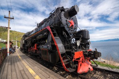 27 Mayıs 2018: eski Buhar lokomotif ayakta bir İstasyonu, Angasolka Köyü, Rusya Federasyonu