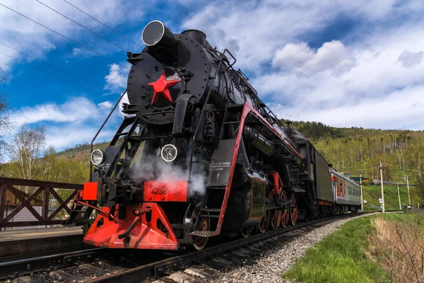 Maio 2018 Locomotiva Vapor Velha Uma Estação Aldeia Angasolka Rússia — Fotografia de Stock