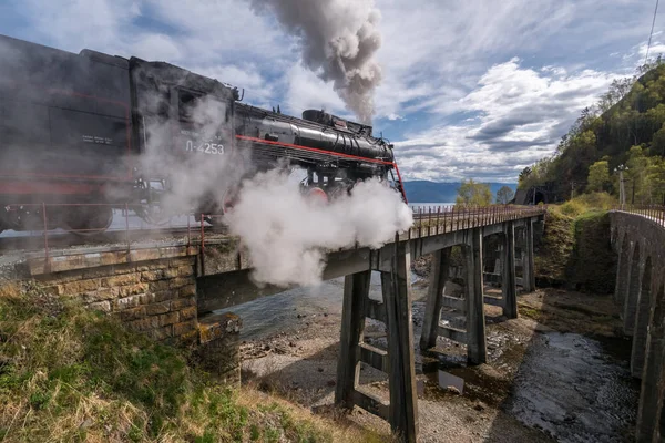 Velha Locomotiva Vapor Está Dirigindo Longo Ponte — Fotografia de Stock