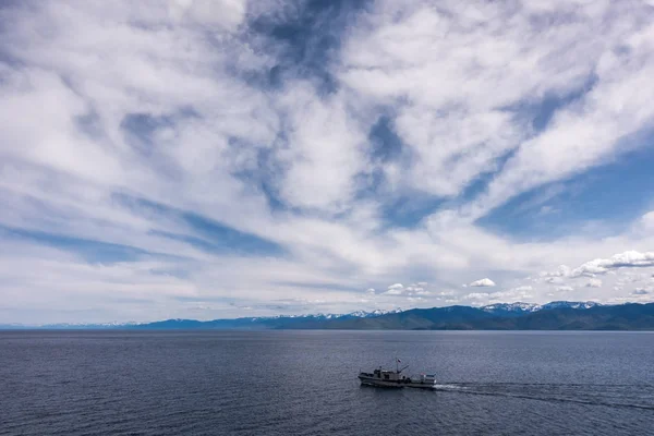 Πανιά Πλοίο Κατά Μήκος Λίμνη Βαϊκάλη — Φωτογραφία Αρχείου
