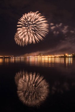 Festival fireworks uygulamasında Irkutsk üzerinde gökyüzü