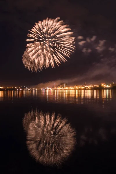 Festival fireworks uygulamasında Irkutsk üzerinde gökyüzü