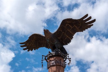 Bronz anıt Tazheran bozkırlarında kartal