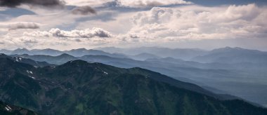 Khamar-Daban dağ bir yükseklikten görünümünü