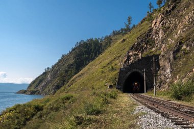 Tren bir tünelde çevre-baykal demiryoluna seyahat