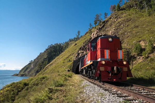 Pociąg Odjeżdża Tunelu Kolei Okolicz Bajkał — Zdjęcie stockowe