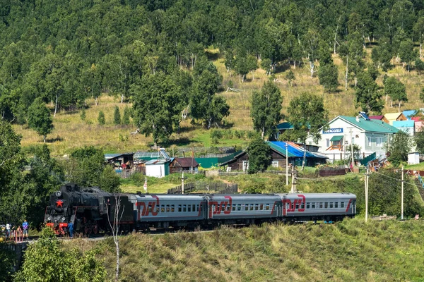 2018年8月26日 旅游蒸汽机车停留在环贝加尔湖铁路 Angasolka 俄罗斯 — 图库照片