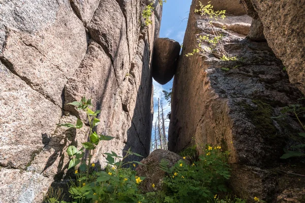 Pietra Bloccata Una Fessura Nella Roccia — Foto Stock