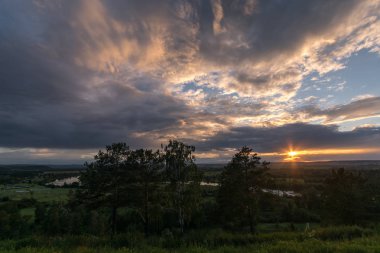 Yaz güneş battıktan sonra yağmur