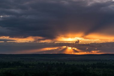 Batan güneşin ışık ışınları