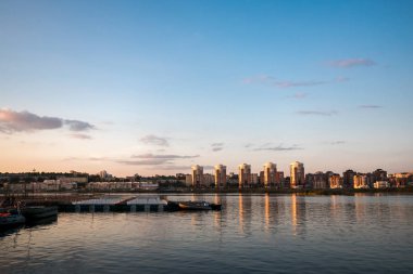 Yaz akşamı Irkutsk Angara Nehri