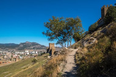 Sudak, Crimea Ceneviz kale duvarları altında