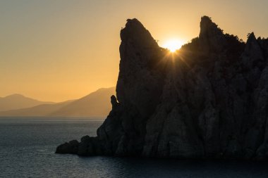Akşam güneşi Caraud-Oba dağın üzerinden ayarlar.