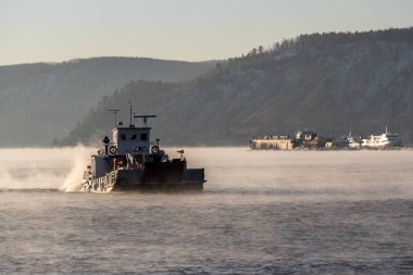 Kış Deniz baykal üzerinde Feribot yelken