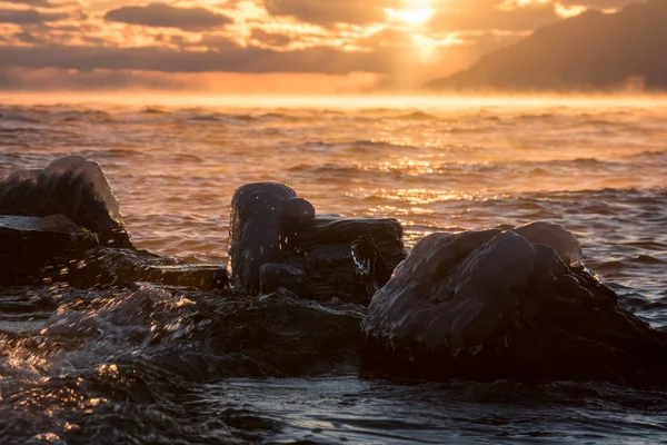 Pietre Ghiacciate Sulla Riva Del Lago Baikal — Foto Stock