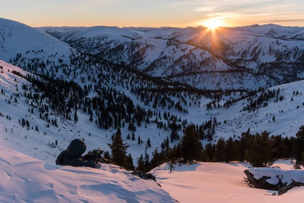 Bir Fotoğrafçı Bir Gün Batımı Dağlarda Alır — Stok fotoğraf