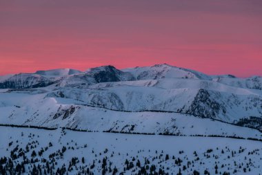 Khamar-Daban dağ silsilesi şafak
