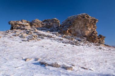 Tazheran bozkırlarında kayalarda