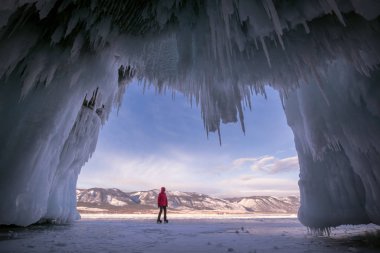 Patenci grotto görünümünden baykal buzda sürmek