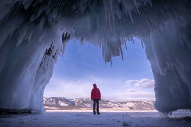 Patenci grotto görünümünden baykal buzda sürmek