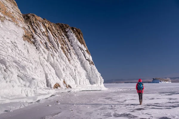 Turist Promenader Längs Klippan Den Sjön Baikal — Stockfoto