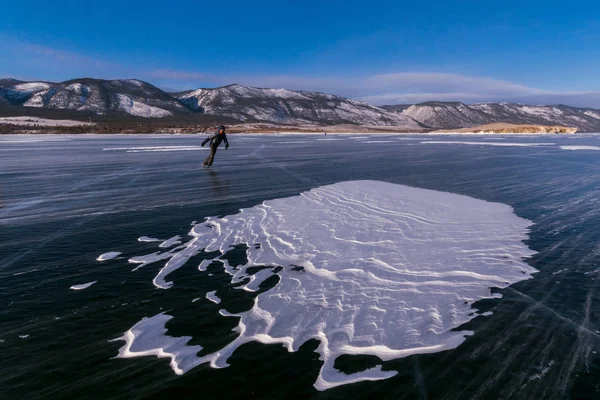 Patinador Paseos Hielo Baikal —  Fotos de Stock