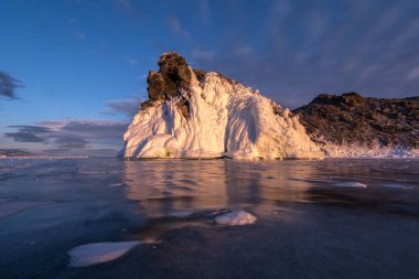 Baykal Gölü kıyısında buzlu kayaya