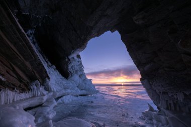Cape Uyuga üzerinde grotto üzerinden görüntülemek