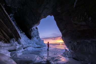 Baykal Gölü üzerinde grotto şafak Turizm karşılar