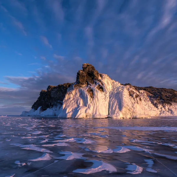贝加尔湖上冰冷的奥尔特雷克岛 — 图库照片