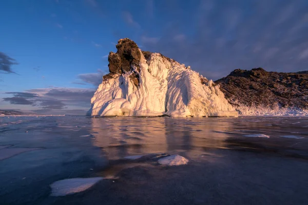 Παγωμένο Βράχο Στην Ακτή Της Λίμνης Βαϊκάλης — Φωτογραφία Αρχείου