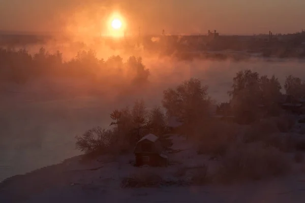 Angara Nehri üzerinde güneş doğar — Stok fotoğraf
