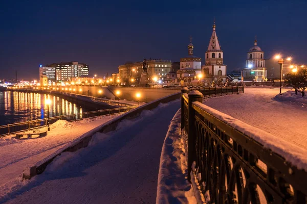 Irkutsk, Rusia - 18 de diciembre de 2018: Catedral de Epifanía en Irkutsk en una noche de invierno —  Fotos de Stock