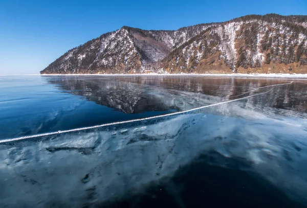 Hermosa grieta en el hielo de Baikal —  Fotos de Stock