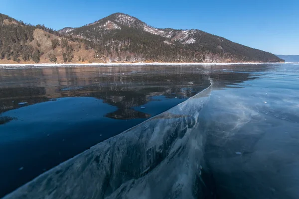Dia de inverno ensolarado no Lago Baikal — Fotografia de Stock