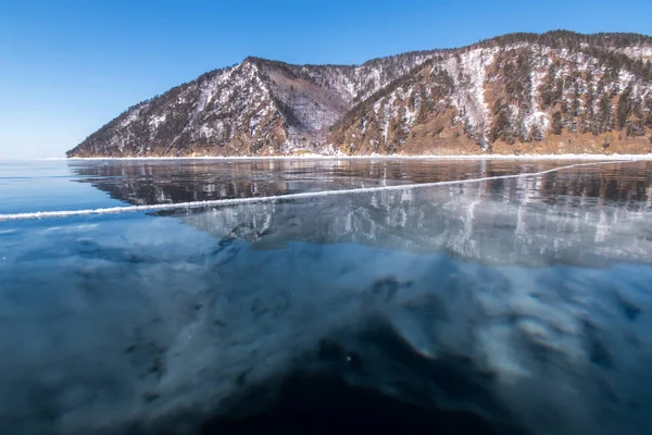 La cordillera de Baikal se refleja en el hielo del lago Baikal — Foto de Stock