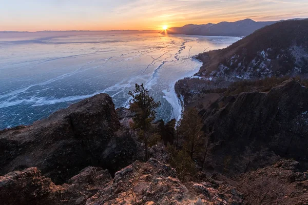Solnedgången från toppen av den Skriper Cliff, Bajkalsjön — Stockfoto