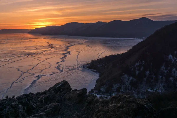 Coucher de soleil hivernal sur le lac Baïkal — Photo