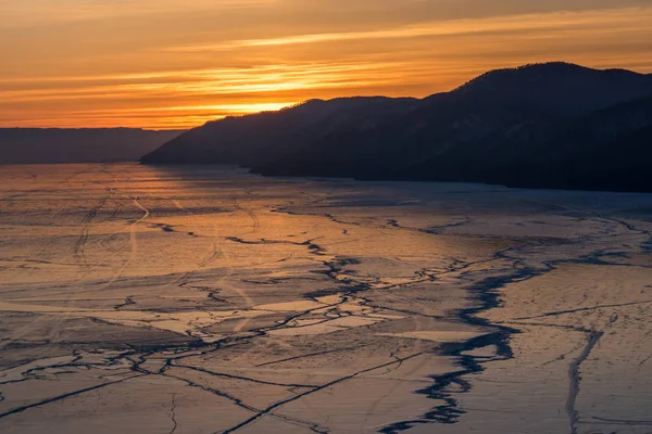 Взимку захід сонця над озеро Байкал — стокове фото