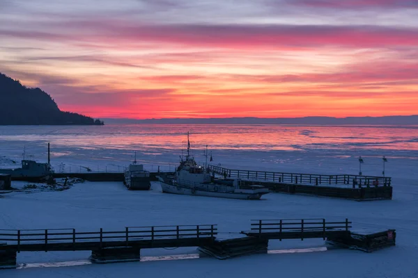 Mañana de invierno en el muelle del pueblo Big Koty —  Fotos de Stock