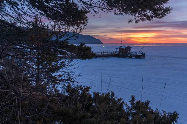 Salida del sol de invierno en el lago Baikal —  Fotos de Stock