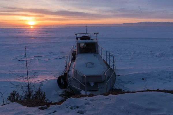 Barco congelado en la orilla del lago Baikal —  Fotos de Stock