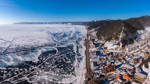 Listvyanka pueblo en la orilla del lago Baikal, vista desde arriba en invierno —  Fotos de Stock