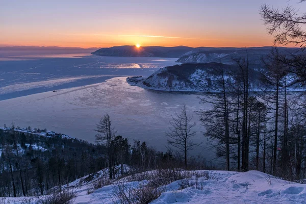 Gün batımında Angara kaynak görünümünü
