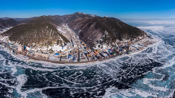 Listvyanka pueblo en la orilla del lago Baikal, vista desde arriba en invierno —  Fotos de Stock