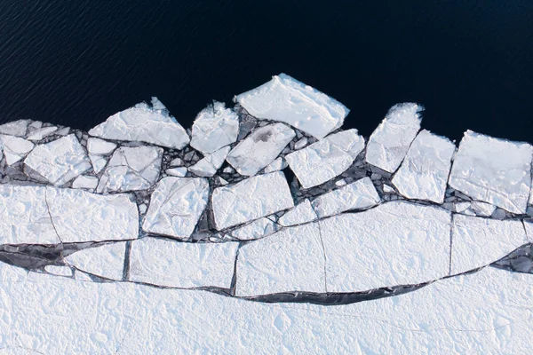 Vista superior del borde de la cubierta de hielo del lago Baikal — Foto de Stock