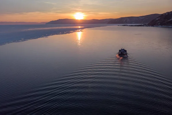 El ferry navega a lo largo del borde de la cubierta de hielo del lago Baikal —  Fotos de Stock