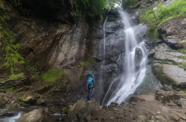 Ein mädchen bewundert die mahunceti-fälle in der region adjara, georgien — Stockfoto