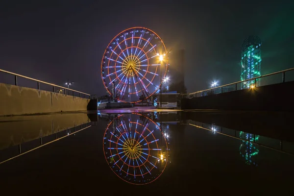 Reflection in the water of a ferris wheel in Batumi — Stock Photo, Image